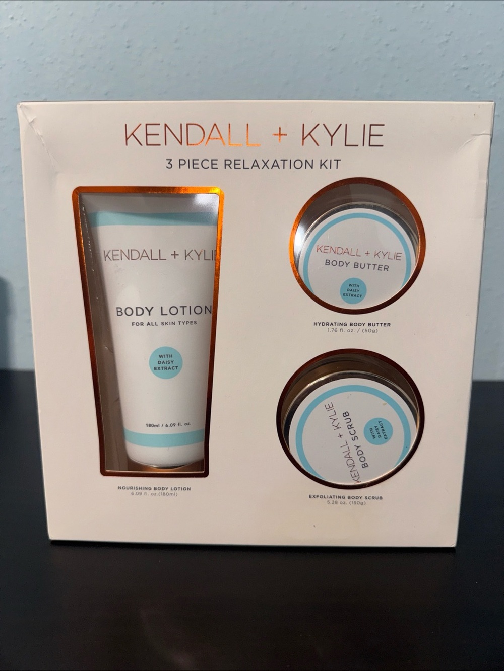 Kendall & Kylie 3-Piece Relaxation Kit – White & Light Blue